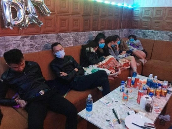 Các thanh niên bị bắt quả tang khi đang sử dụng ma túy.