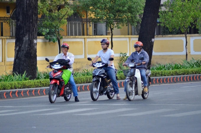 Sài Gòn bắt đầu ngày đầu năm với thời tiết se se lạnh, có lẽ vì thế mà gần 8h sáng vẫn rất ít người ra đường.