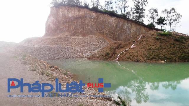 Mỏ đất tan hoang, nhấp nhô sau khi máy móc rời đi (ảnh Đào Tấn).