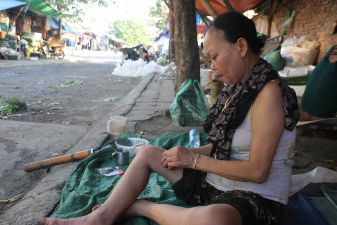 Bà Bích cũng ngồi cạnh ông ở bên ngoài để hít thở bầu không khí trong lành