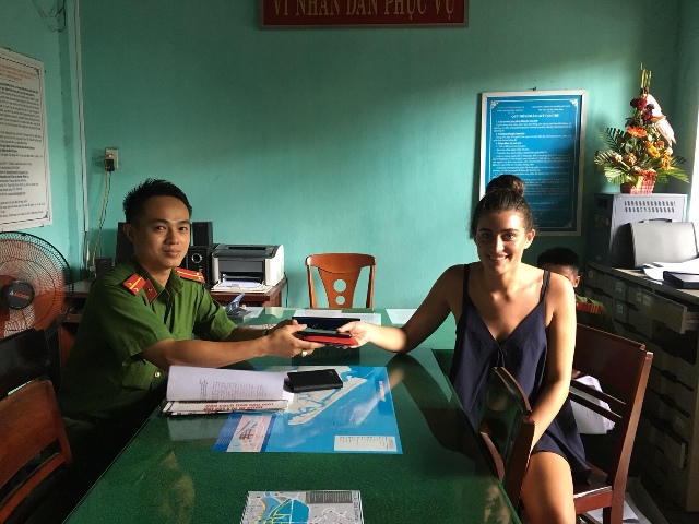 Nữ du khách Ruiz (phải) nhận lại tài sản. Ảnh: CA Hội An.