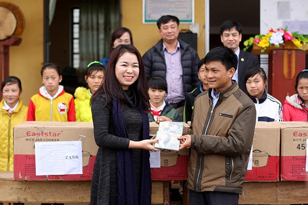 Giảng viên Sư phạm tặng quà Xuân cho thầy trò miền núi Lào Cai.