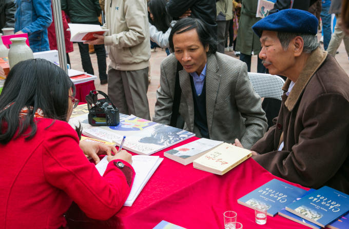 Các gian sách thơ luôn thu hút các nhà thơ và độc giả.