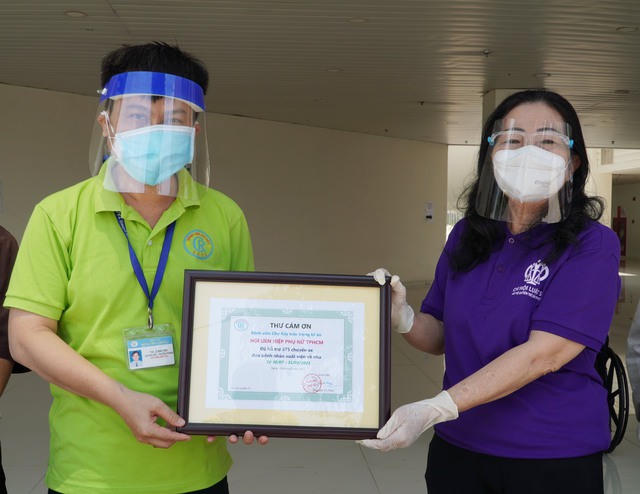 Phòng Công tác xã hội Bệnh viện Chợ Rẫy phối hợp cùng Hội Liên hiệp Phụ nữ TPHCM, Hội Bảo vệ quyền trẻ em TP.HCM do luật sư Trần Thị Ngọc Nữ kết nối đã thực hiện được hơn 300 chuyến xe 0 đồng cho các bệnh nhân xuất viện về nhà. Ảnh: Nhân vật cung cấp