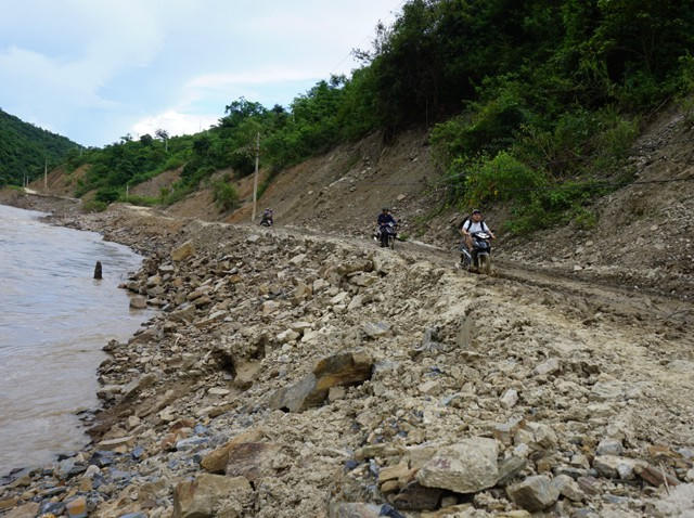 Con đường vành đai miền Tây Nghệ An kéo dài khoảng 80km nối liền các vùng biên giới xã Tà Cạ, Mường Típ, Mường Ải, Na Ngoi, Nậm Càn của huyện Kỳ Sơn (Nghệ An). Sau cơn bão số 3 (tháng 7/2018), nhiều đoạn đường bị lũ cuốn, gây tình trạng sạt lở nghiêm trọng.