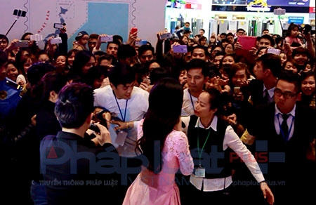 Cặp đôi hòa mình vào dòng khán giả. Ảnh: Loan Bảo.