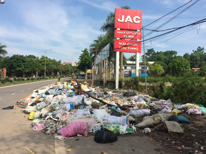 Không chỉ gây ô nhiễm môi trường, ảnh hưởng đến sức khỏe của người dân, bãi rác này còn gây cản trở an toàn giao thông.