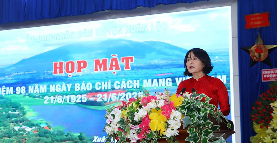 : Bà Nguyễn Thị Cát Tiên - Chủ tịch UBND huyện Xuân Lộc phát biểu tại buổi họp mặt.