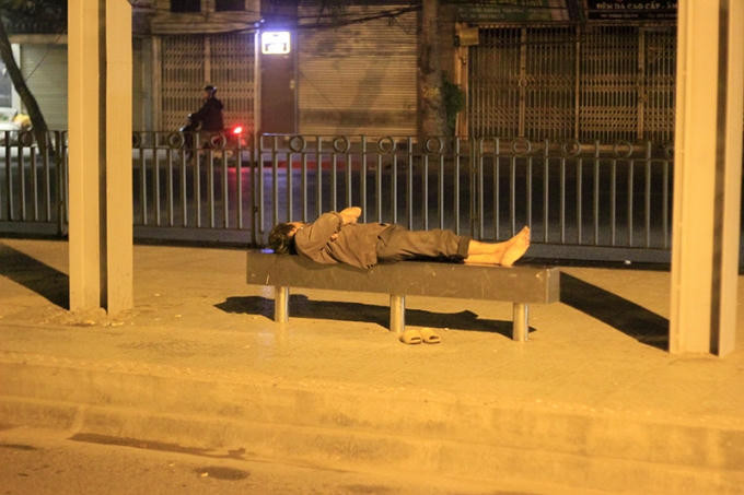 Nh&oacute;i l&ograve;ng cảnh người ngh&egrave;o nằm vỉa h&egrave;, ghế đ&aacute; giữa đ&ecirc;m đ&ocirc;ng