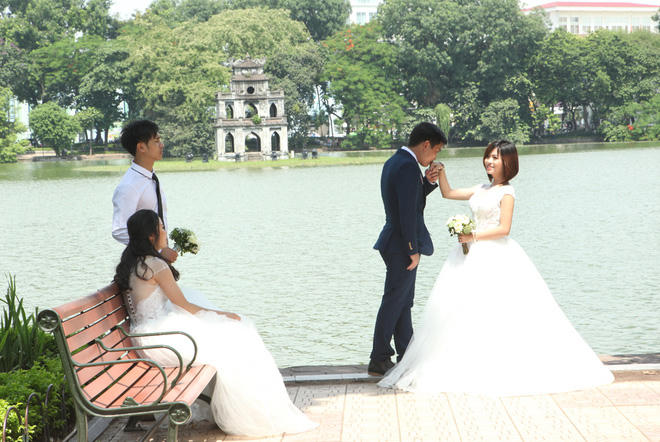 "Chúng em dự định cuối năm sẽ kết hôn nên dành thời gian chụp ảnh cưới tập thể để lưu giữ kỷ niệm. Ban tổ chức đài thọ tất cả các chi phí cho chúng em cũng như các cặp đôi khác thực hiện album này", Minh Thư vui vẻ nói.