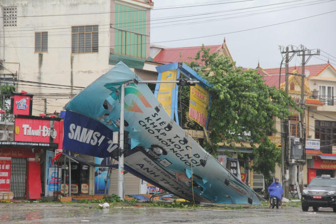 Một biển hiệu quảng cáo lớn bị đổ sập.