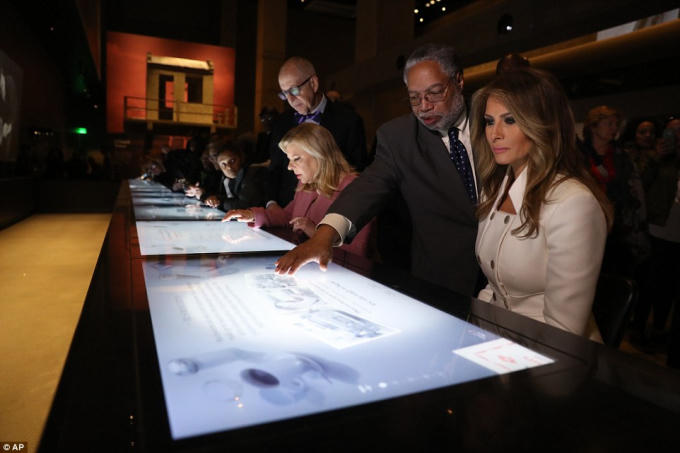 Ông Lonnie Bunch, giám đốc Bảo tàng Văn hóa Lịch sử người Mỹ gốc Phi giới thiệu về bảo tàng cho bà Melania và bà Sara.