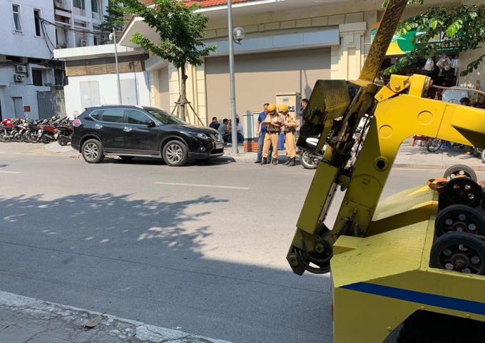 Đội CSGT số 1 kiểm tra, xử lý các phương tiện dừng đỗ tại khu vực gần trụ sở Bộ Công an (phố Yết Kiêu).