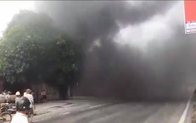 Nhà hai tầng cháy dữ dội, khói đen mù mịt vây kín quốc lộ 1A