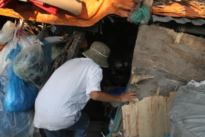 Vì diện tích quá chật hẹp nên ông Hùng phải lách người mới vào được bên trong