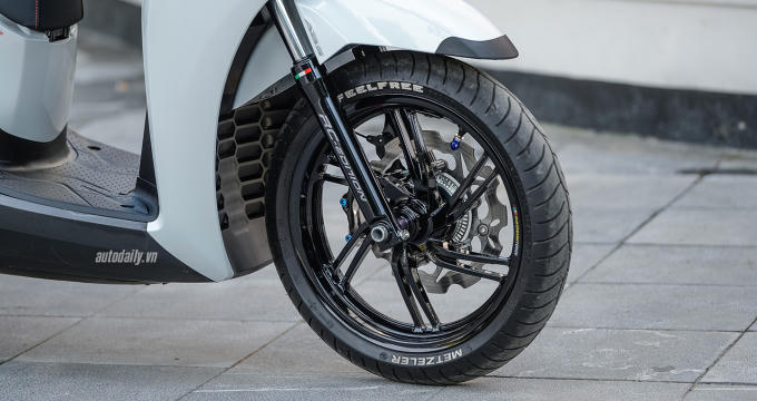 Ảnh chi tiết Honda SH300i được độ khủng tại H&agrave; Nội