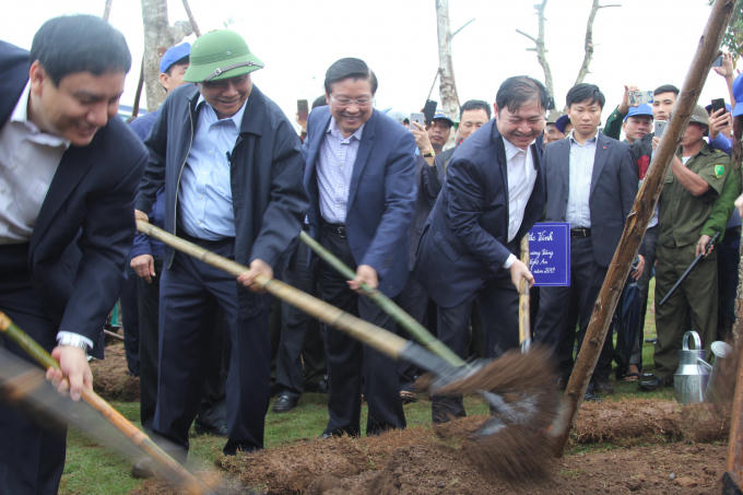 Dịp này, Thủ tướng Chính phủ Nguyễn Xuân Phúc đã phát động Tết trồng cây 2019 của tỉnh Nghệ An - tâm điểm lan tỏa ngày hội trồng cây.