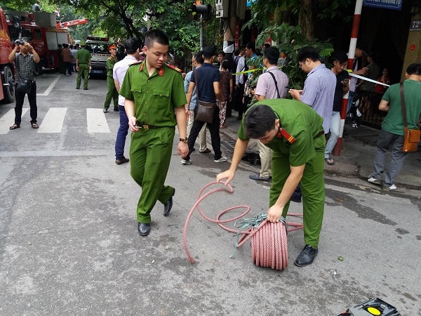 Lực lượng chức năng đang khẩn trương tổ chức đưa người bị nạn ra khỏi hiện trường.