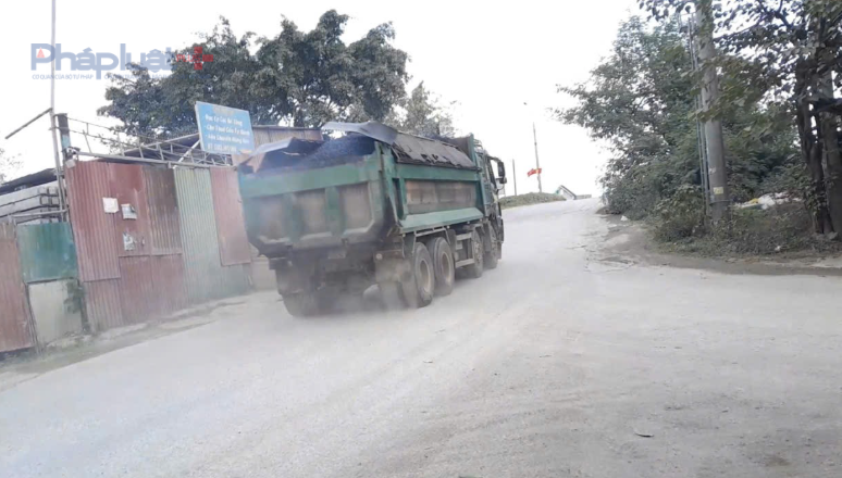 Rẽ vào khu bến trung chuyển vật liệu xây dựng, trạm sản xuất vật liệu như nhựa đường, ghiền đá, sản xuất bê tông là một chiếc xe tải trờ đầy ắp nhựa đường đang gầm rú lao lên con dốc chạy ra bờ đê Hữu Hồng.