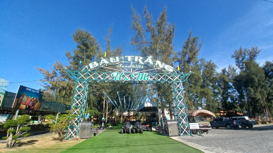 Một trong những điểm du lịch nổi tiếng tại Bàu Trắng với các trò chơi hấp dẫn độc đáo như cưỡi lạc đà, chụp hình nghệ thuật trang phục cổ trang các nước, trải nghiệm cảm giác lái xe địa hình, tham quan đồi cát…