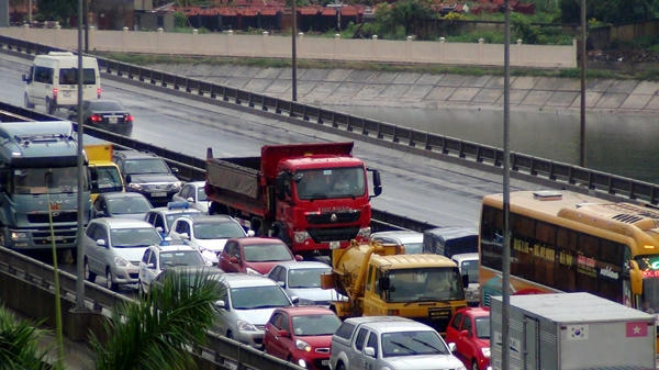 Hà Nội: Hàng ngàn ô tô “chết cứng” ở đường trên cao