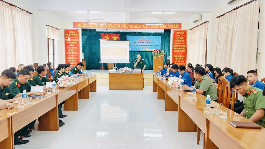 Đại tá Đặng Ngọc Anh - Phó chủ nhiệm Chính trị Bộ Chỉ huy Quân sự tỉnh thông tin tình hình biển, đảo nước ta trong giai đoạn hiện nay