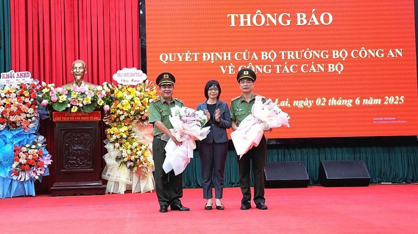 Đồng chí Nguyễn Thị Thanh Lịch - Tỉnh ủy viên, Phó Chủ tịch UBND tỉnh trao quyết định cho Thiếu tướng Rah Lan Lâm và Đại tá Phạm Hữu Trường.