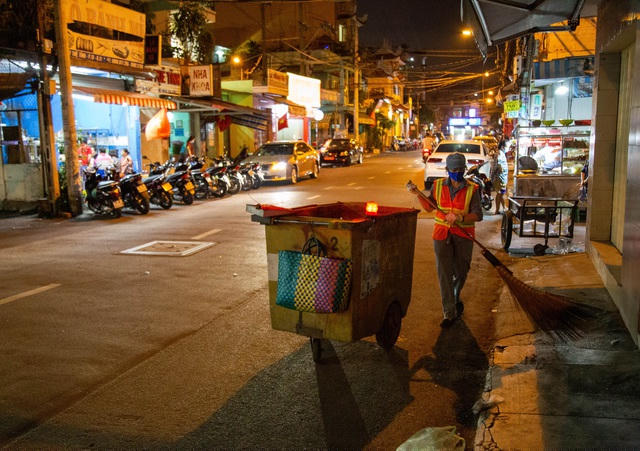 Dù công việc khá vất vả nhưng chị vẫn luôn gắn bó vì đã góp phần nhỏ vào sự sạch đẹp của TP. 