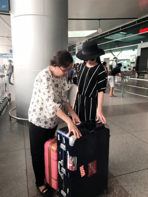 Giang Hồng Ngọc cùng mẹ sang Úc.