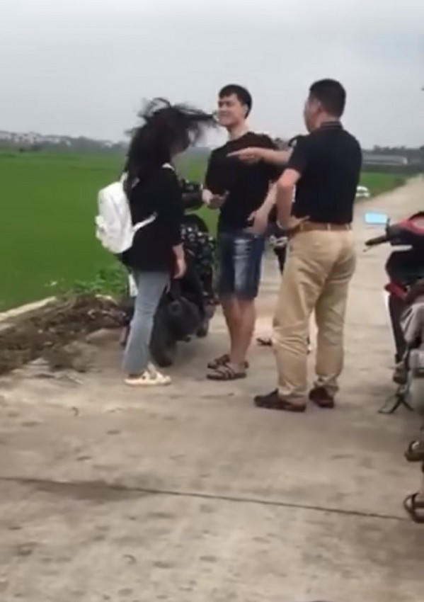 Nữ sinh lớp 7 bị người đàn ông tát liên tục vào mặt (hình ảnh cắt từ clip).