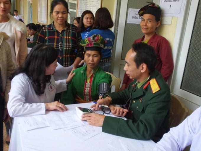 Khám chữa bệnh và cấp thuốc miễn phí cho người dân.