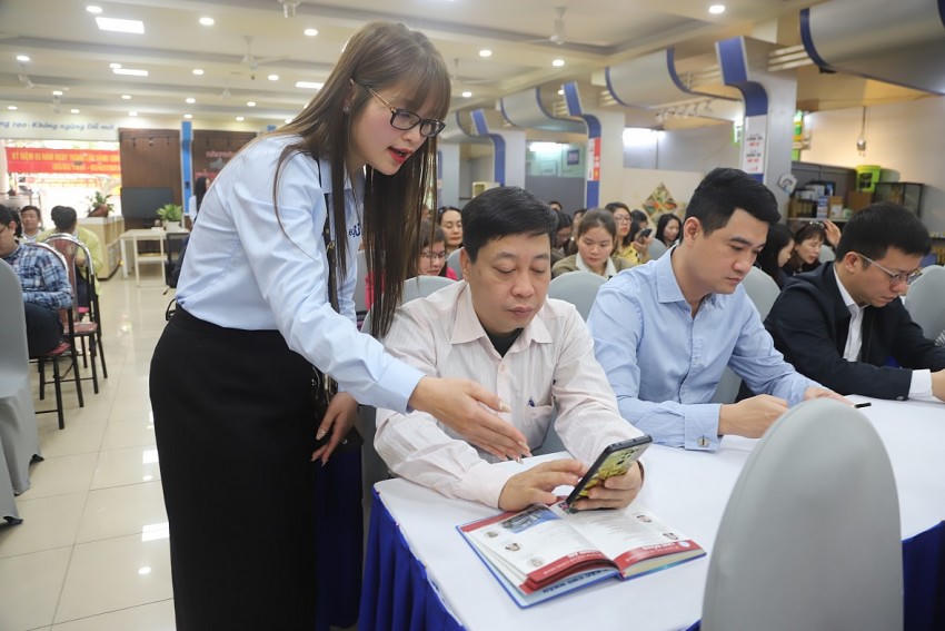 Nhân viên của Công ty Cổ phần Công nghệ HeyU khu vực 1 hướng dẫn cán bộ, công chức, viên chức cài đặt ứng dụng AI Hải Phòng.