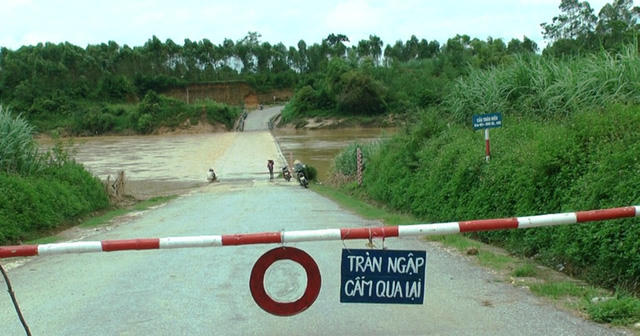 Cầu tràn xã Nghĩa Thịnh (Nghĩa Đàn) nước ngập sâu khoảng 1m, nguy hiểm cho người và phương tiện qua lại.