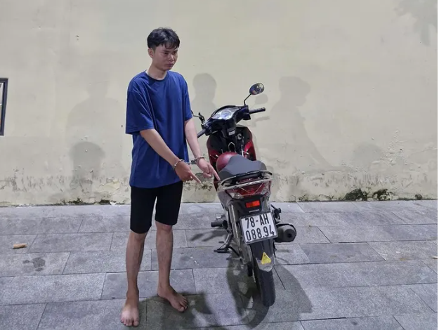 Trương Hùng Đức cùng phương tiện gây án. Ảnh: Công an