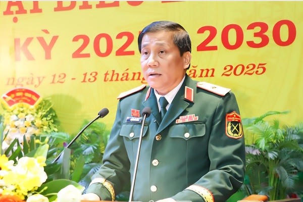 Thiếu tướng Nguyễn Đức Hưng, Bí thư Đảng ủy, Chính ủy Quân khu 3, phát biểu tại đại hội.