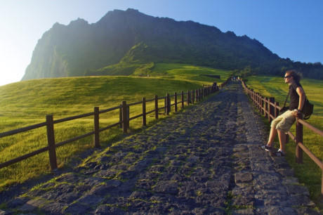 Jeju là đảo núi lửa của Hàn Quốc, nằm cách đất liền khoảng 120 km và là một trong những điểm tham quan đông khách nhất xứ kim chi. Điều đặc biệt là du khách quốc tế tới khám phá hòn đảo xinh đẹp mà không cần phải xin visa. Ả  nh: Cheapvacationholiday.