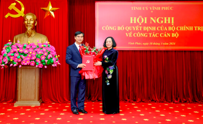 Bà Trương Thị Mai, Thường trực Ban Bí thư, Trưởng ban Tổ chức Trung ương, trao quyết định cho ông Dương Văn An, Bí thư Tỉnh ủy Vĩnh Phúc (Ảnh: Hà Hồng).