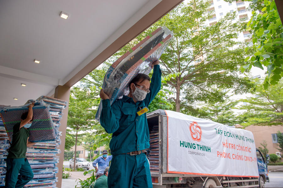 5.000 chiếc giường xếp do Hưng Thịnh trao tặng nhanh chóng được chuyển đến bệnh viện dã chiến thu dung điều trị Covid-19
