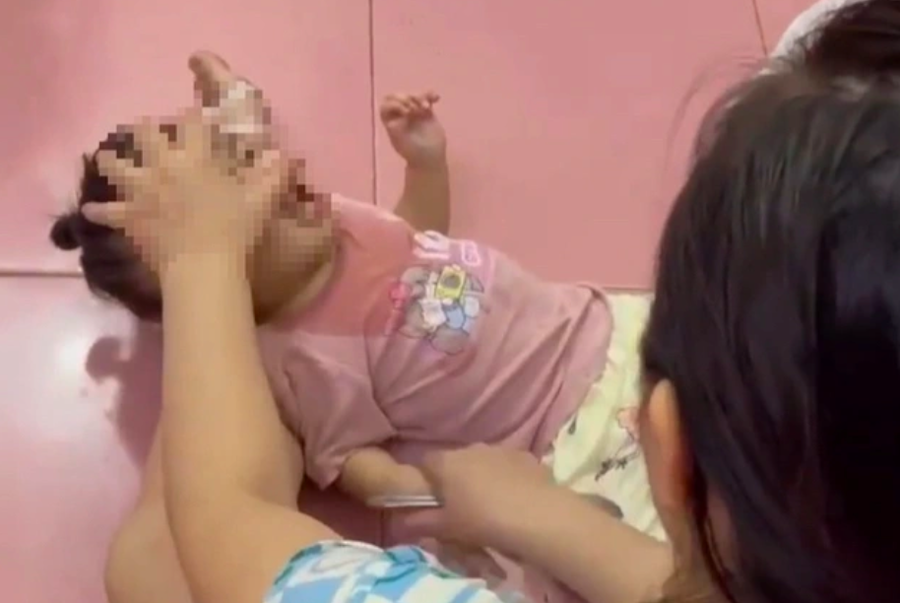 Bà B. có hành vi bạo hành trẻ em (Ảnh cắt từ clip).