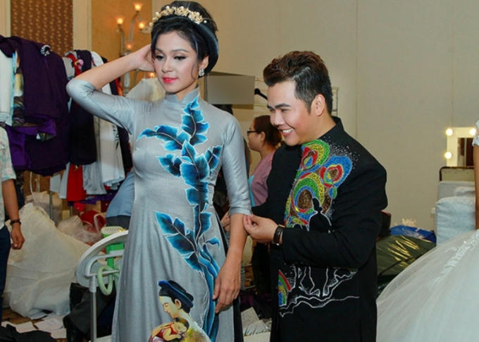 Được biết bộ sưu tập áo dài lần này của NTK Minh Châu mang tên "Trọn vẹn" để kỉ niệm ngày lễ Vu Lan.