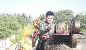 C&aacute;n bộ, ph&oacute;ng vi&ecirc;n PLVN đội nắng thắp t&acirc;m nhang tri &acirc;n 'đất lửa' Quảng Trị