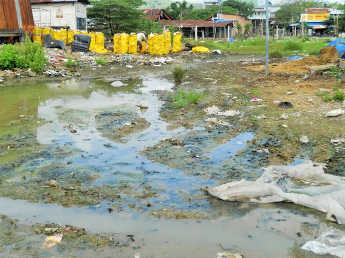 Khu vực sân vận động KV 9 nhếch nhác, bốc mùi hôi thối, khiến môi trường ô nhiễm.