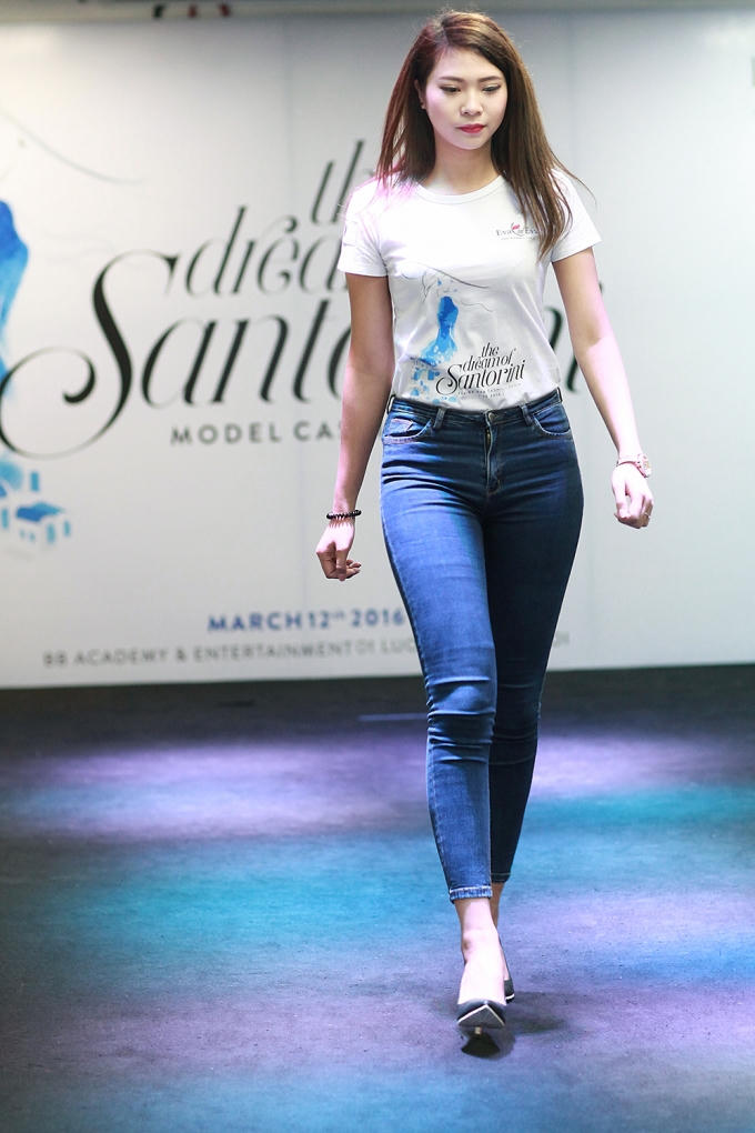 Nghề mẫu: Đằng sau những sải bước trên sàn catwalk