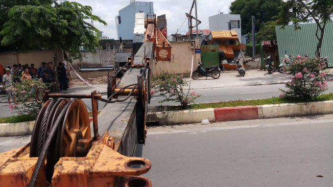 Nhiều người may mắn thoát chết khi chiếc cần cẩu đổ sập.