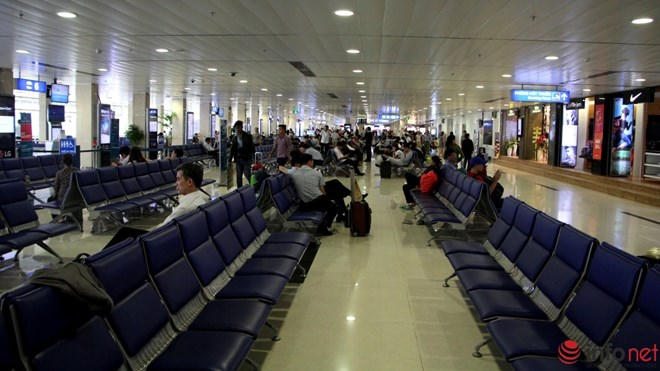 Ghế tại phòng chờ lên máy bay còn trống khá nhiều.