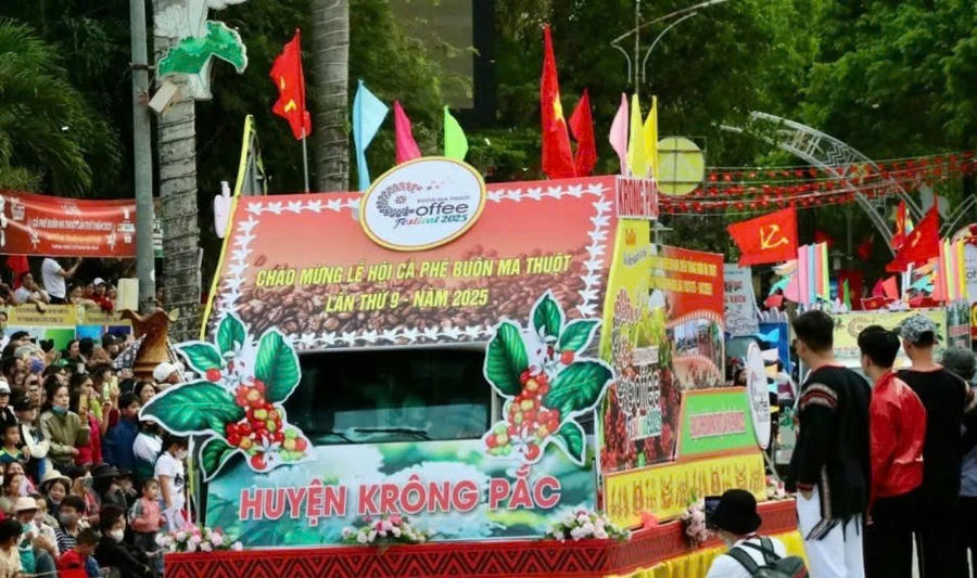 Đoàn xe diễu hành của các đơn vị trên địa bàn tỉnh tham gia lễ hội. Ảnh: T.H