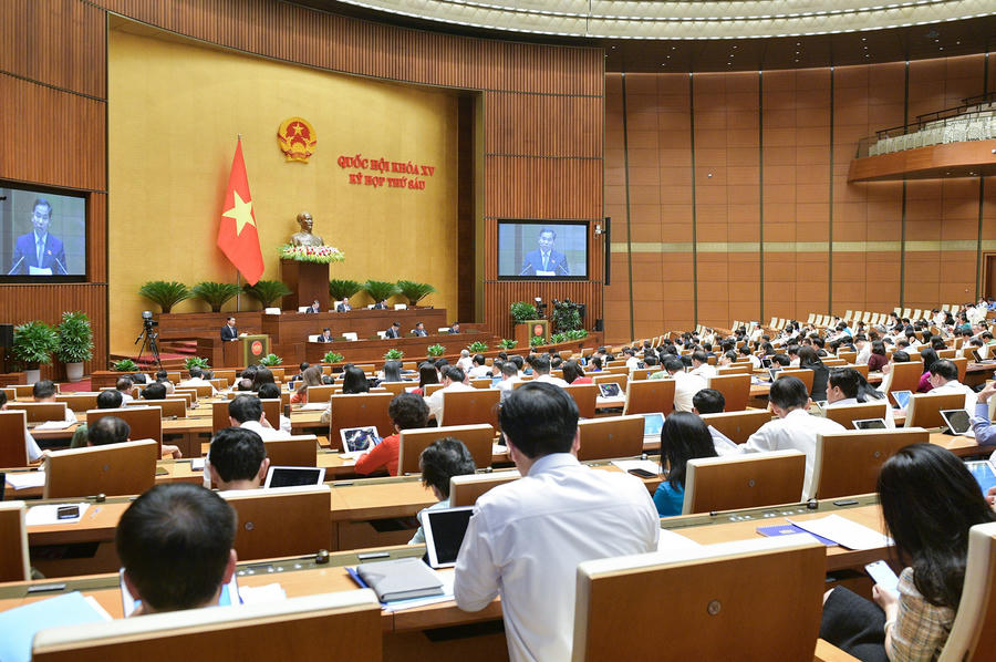 Chủ nhiệm Ủy ban Tài chính, Ngân sách của Quốc hội Lê Quang Mạnh trình bày Báo cáo thẩm tra đánh giá giữa nhiệm kỳ thực hiện Kế hoạch tài chính quốc gia và vay, trả nợ công 5 năm giai đoạn 2021 – 2025