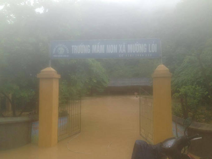 Điểm trường mầm non xã Mường Lói ngập sâu trong nước.