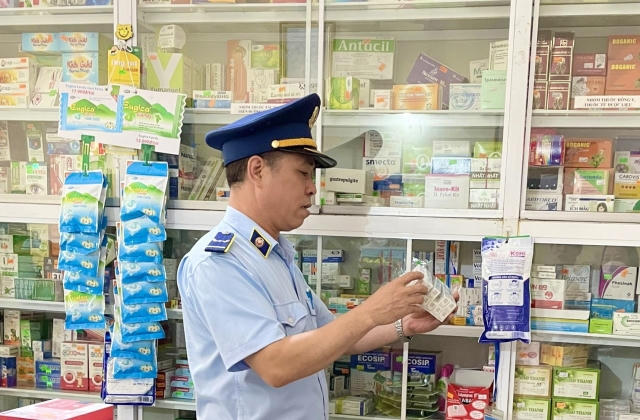 Niêm yết giá bán lẻ không đầy đủ 06 cơ sở hành nghề y dược bị xử phạt