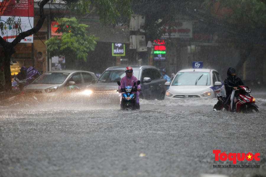Hà Nội: mưa lớn chưa đến 30 phút, nhiều tuyến phố ngập sâu trong biển nước4